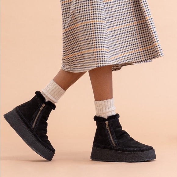 Free People NWT Laidback London Black Suede Shearling Platform winter boots 🎁 - Picture 3 of 4